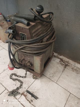Equipo de soldar de electrodos trifasico