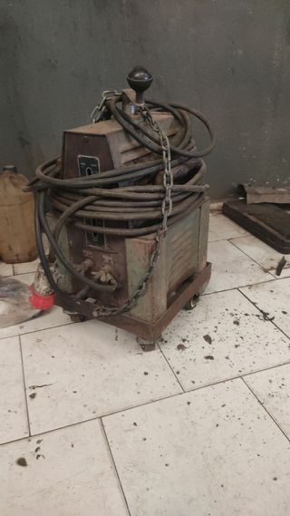 Equipo de soldar de electrodos trifasico