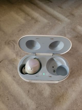 Caja y auricular izquierdo