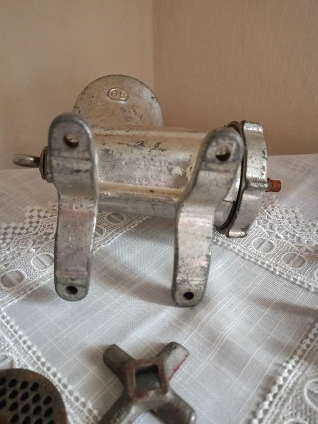 Tritacarne Alfa 12 in ghisa vintage 