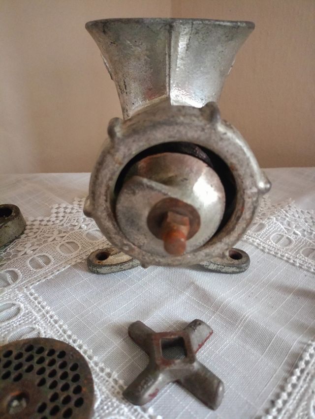 Tritacarne Alfa 12 in ghisa vintage 