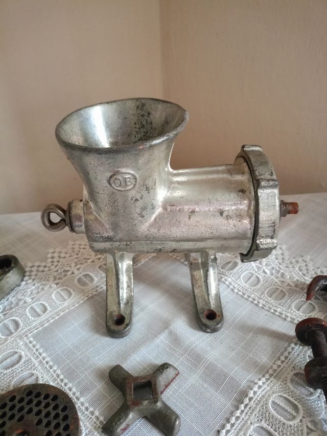 Tritacarne Alfa 12 in ghisa vintage 