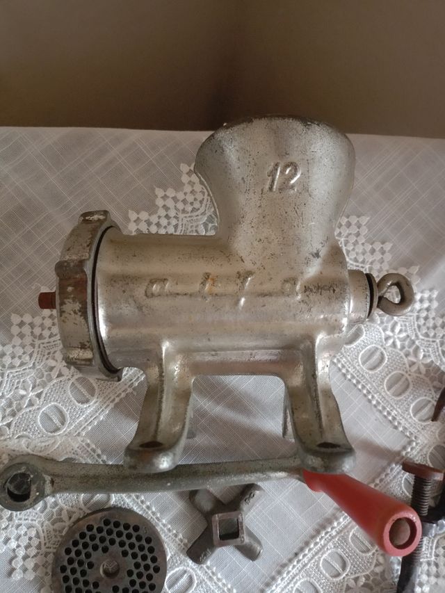 Tritacarne Alfa 12 in ghisa vintage 