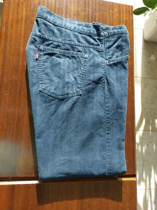 Pantalon Levis Strauss de pana de mujer 