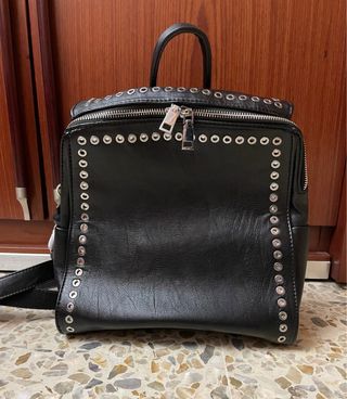 Mochila efecto piel con tachuelas plateadas