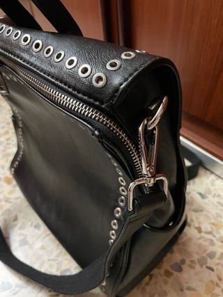 Mochila efecto piel con tachuelas plateadas