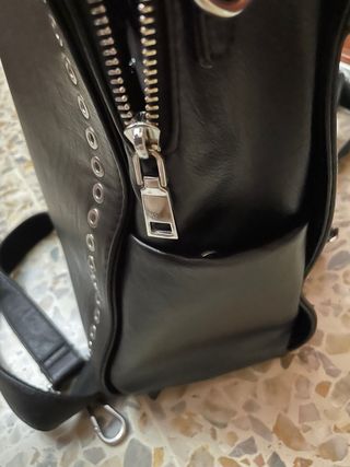 Mochila efecto piel con tachuelas plateadas