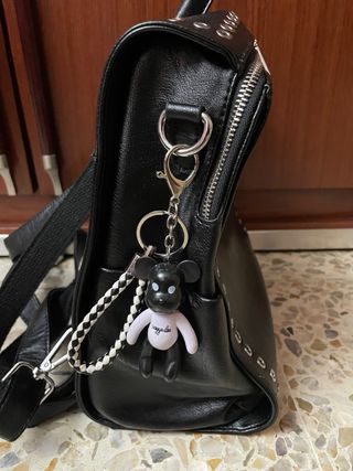 Mochila efecto piel con tachuelas plateadas