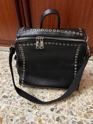 Mochila efecto piel con tachuelas plateadas