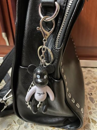 Mochila efecto piel con tachuelas plateadas