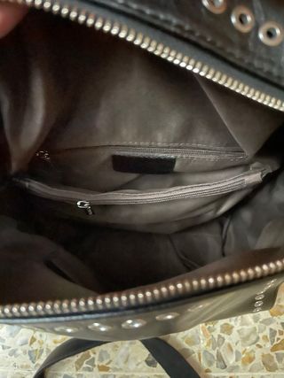 Mochila efecto piel con tachuelas plateadas