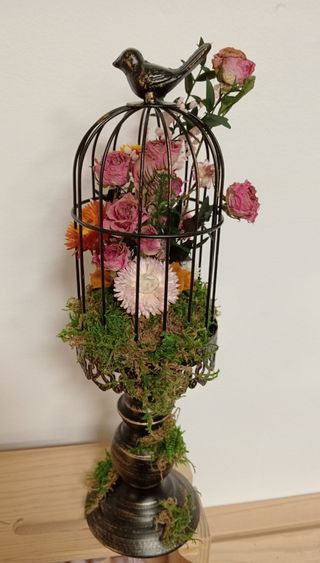 Jaula decorada con flores