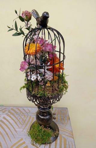 Jaula decorada con flores