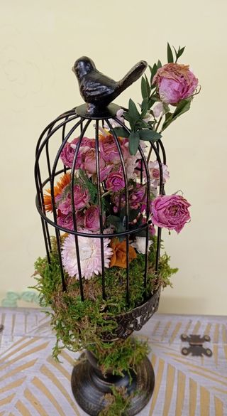 Jaula decorada con flores