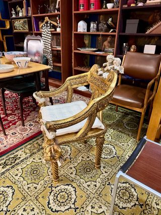 Silla dorada con Angeles y Ninfas