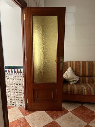 Puerta madera con cristal y marco