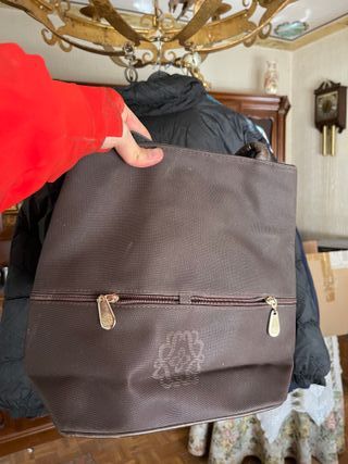 Bolso Loewe marrón elegante con asas largas