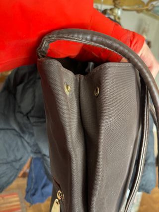 Bolso Loewe marrón elegante con asas largas