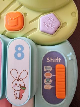 Tambor,piano,xilofono y platillos.