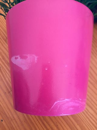 Macetas con plantas artificiales y farol