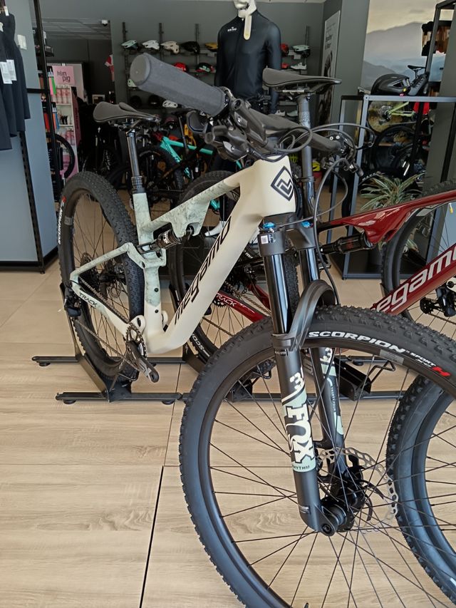 MEGAMO TRACK 10 2025