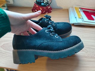 Zapatos negros suela gruesa