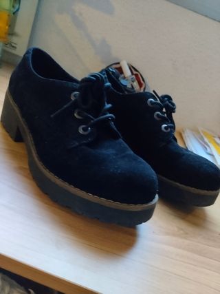 Zapatos negros suela gruesa