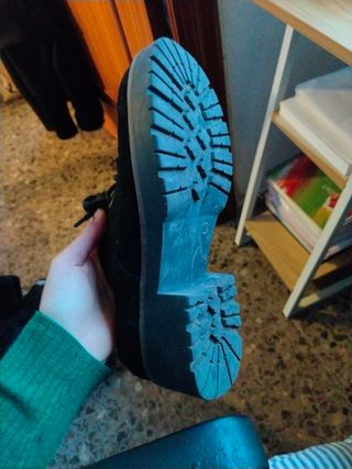 Zapatos negros suela gruesa
