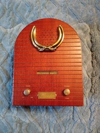 M* RADIO  A PILAS ANTIGUA.CAJA