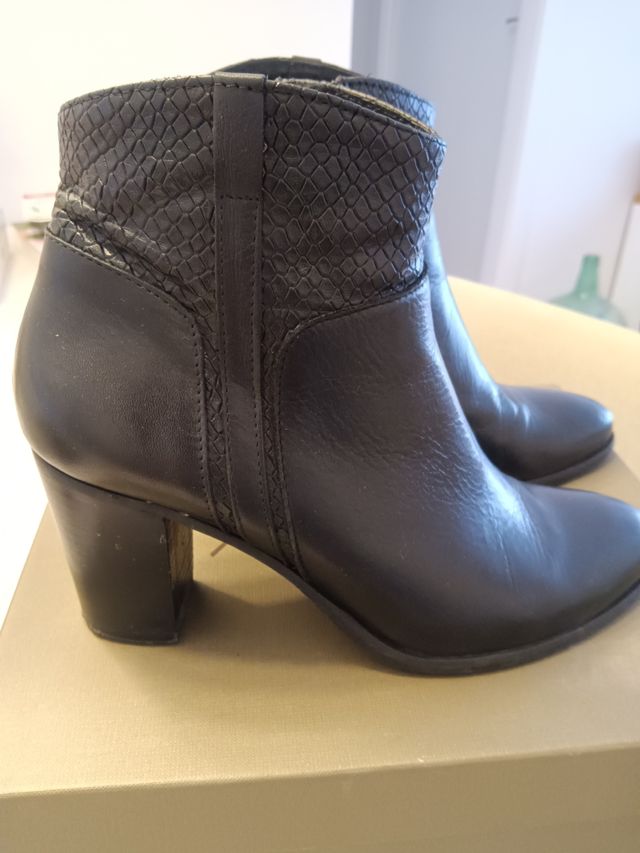 Botines negros con cremallera