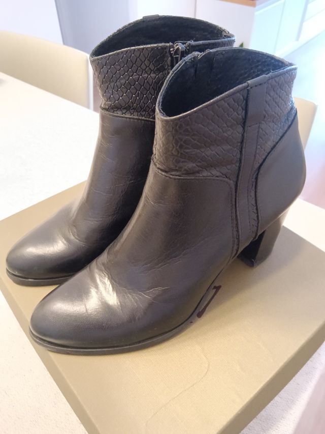 Botines negros con cremallera