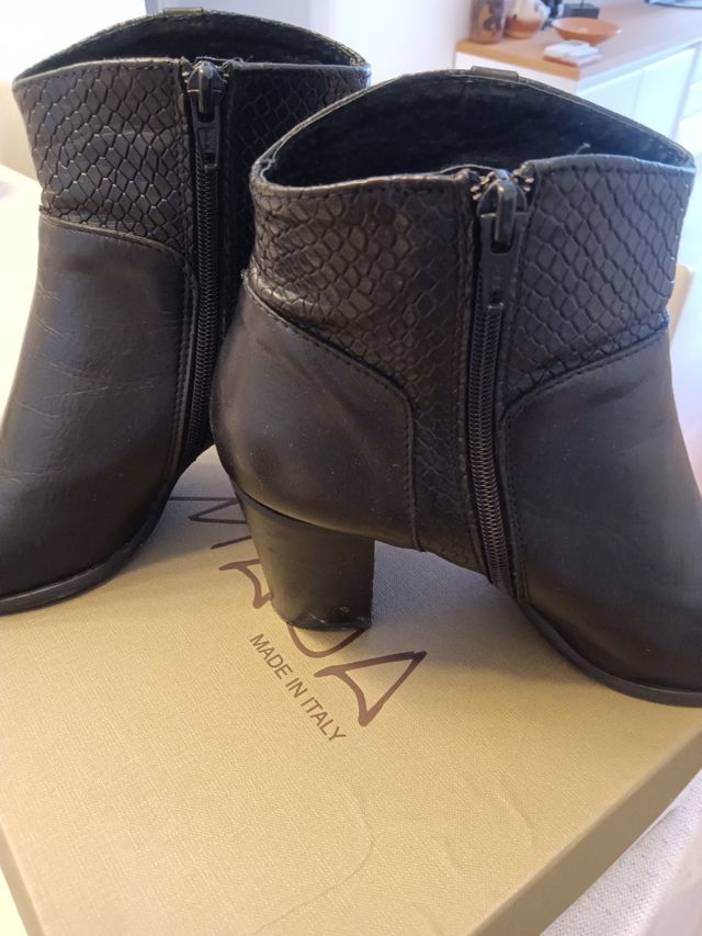 Botines negros con cremallera