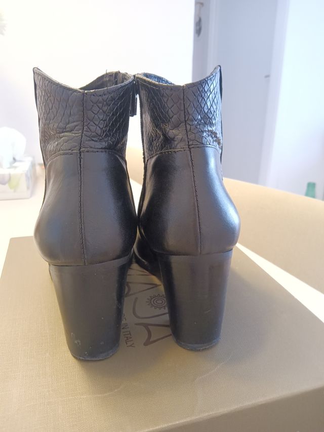 Botines negros con cremallera