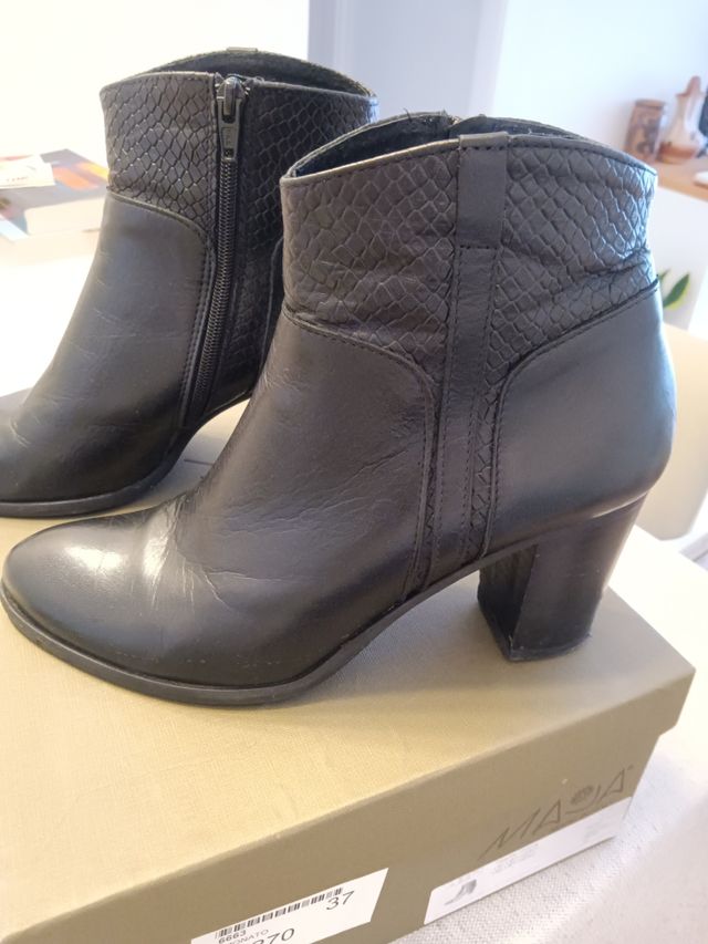 Botines negros con cremallera