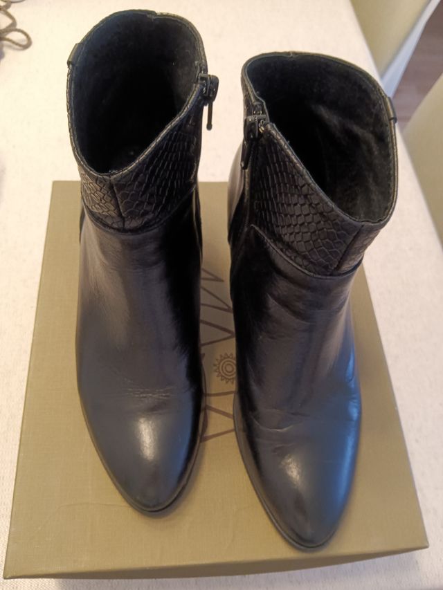 Botines negros con cremallera