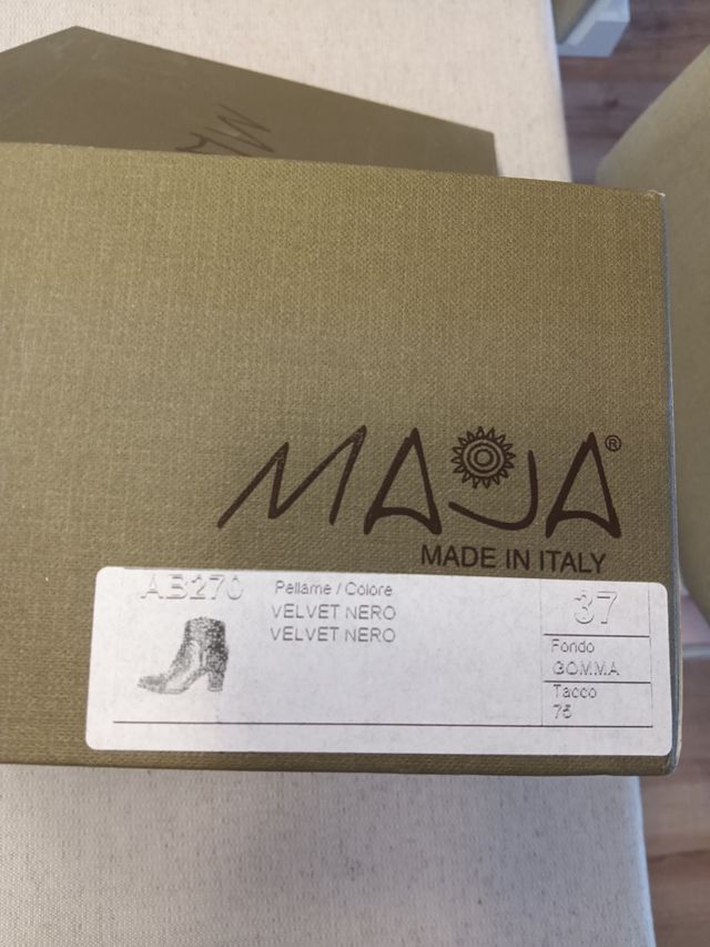 Botines negros con cremallera