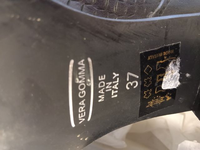 Botines negros con cremallera