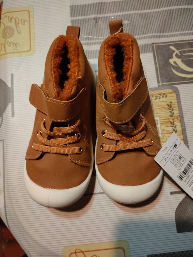 Zapatos respetuoso niño niña de segunda mano por 12 EUR en Iruz en