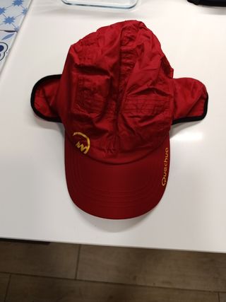 Gorra impermeable con orejeras