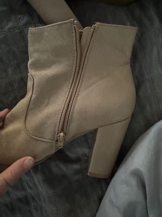Botin tacón beige
