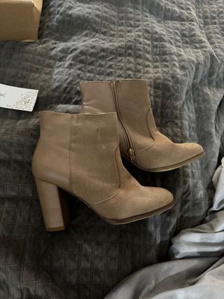 Botin tacón beige