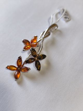Colgante de plata y ámbar del Báltico