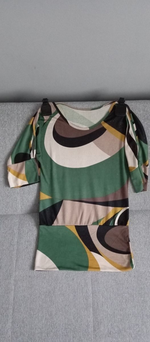 Camiseta media manga. Con hombro descubierto.