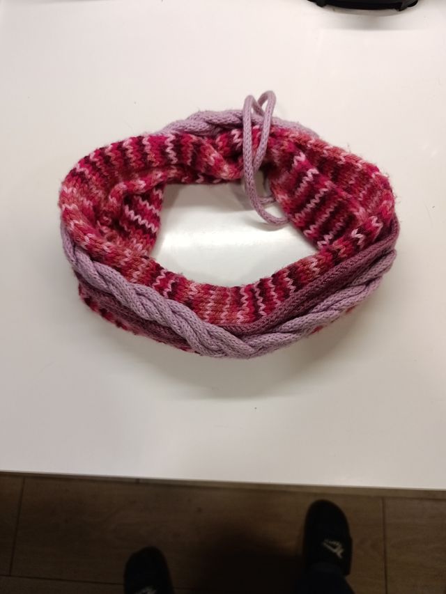 Braga para el cuello de lana bordada