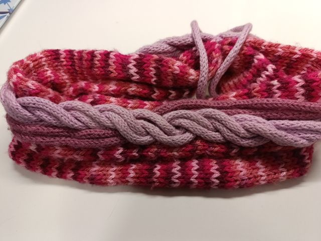 Braga para el cuello de lana bordada