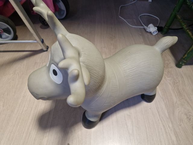 Reno Alce animal saltarin