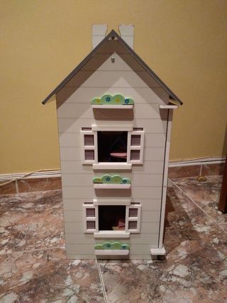 Casa de muñecas de madera