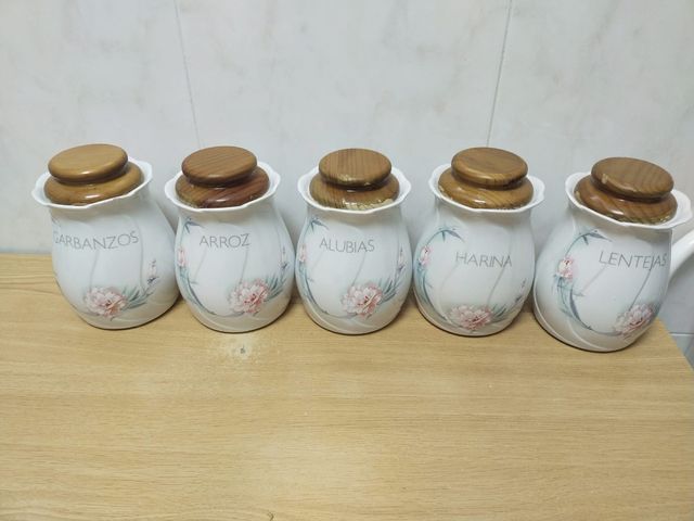 Botes de legumbres y aceiteras.