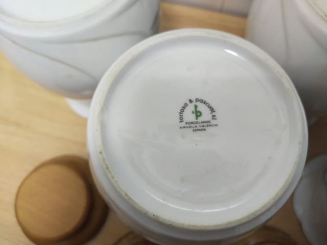 Botes de legumbres y aceiteras.