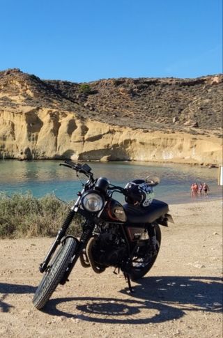 Suzuki GN250 estilo caferacer